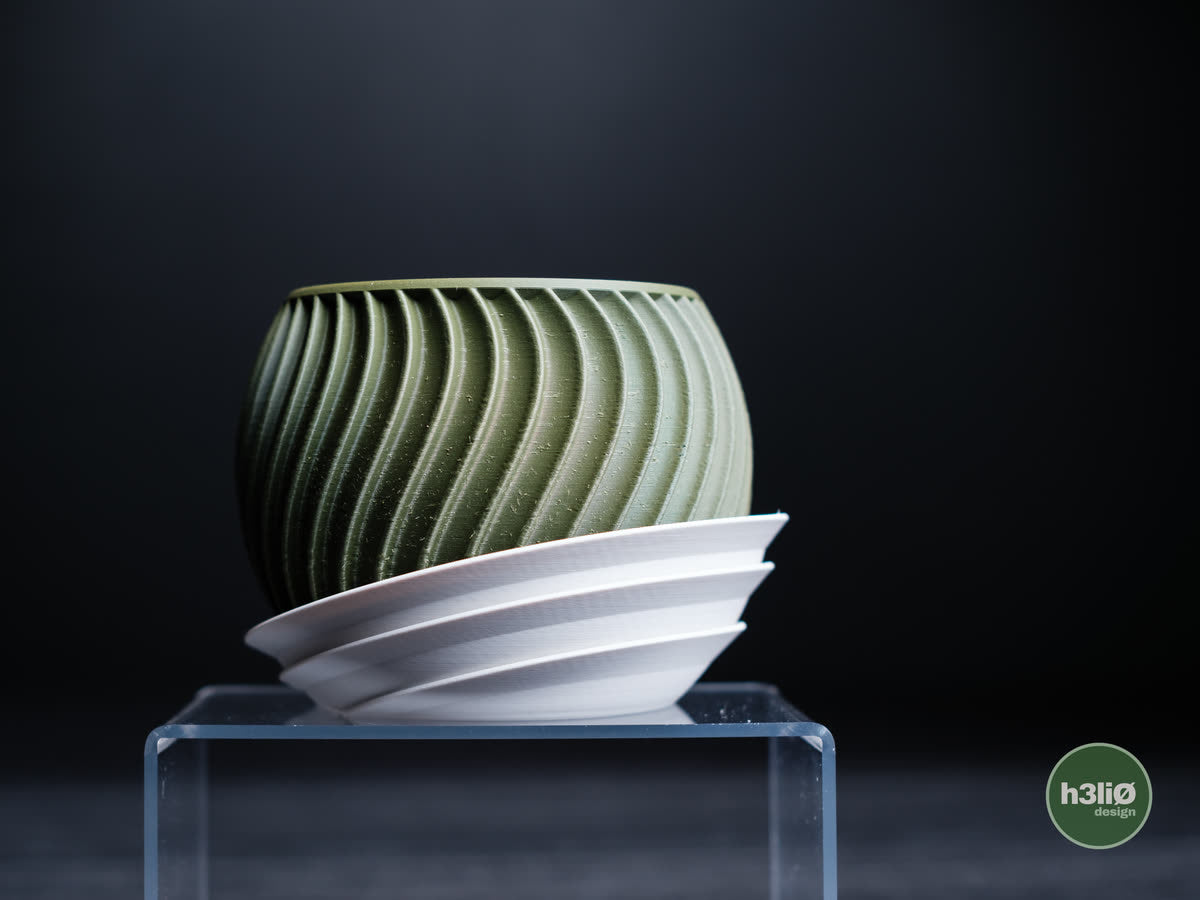 Jardinière Sonar, vert sur soucoupe blanche.