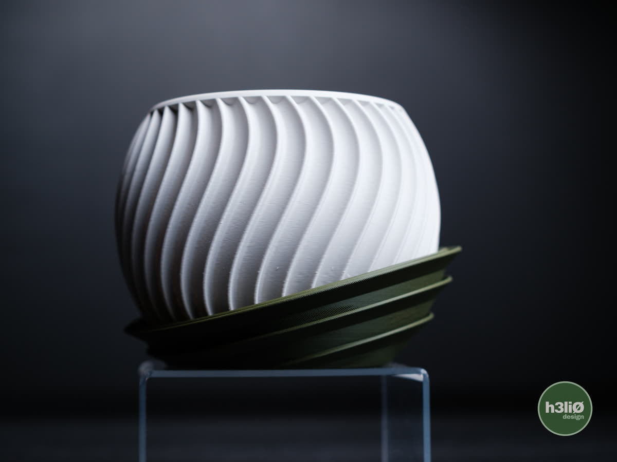 Jardinière Sonar, blanc sur soucoupe verte.