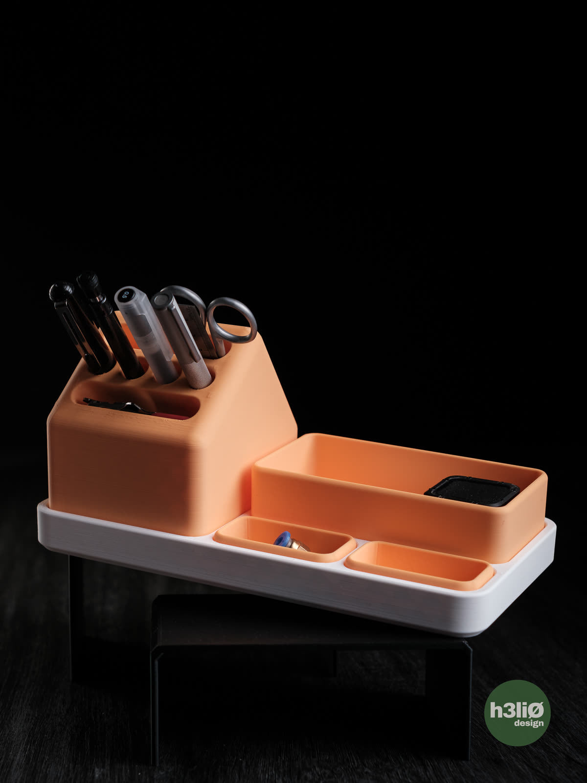 Organiseur Navais, stylos et ciseaux en place.