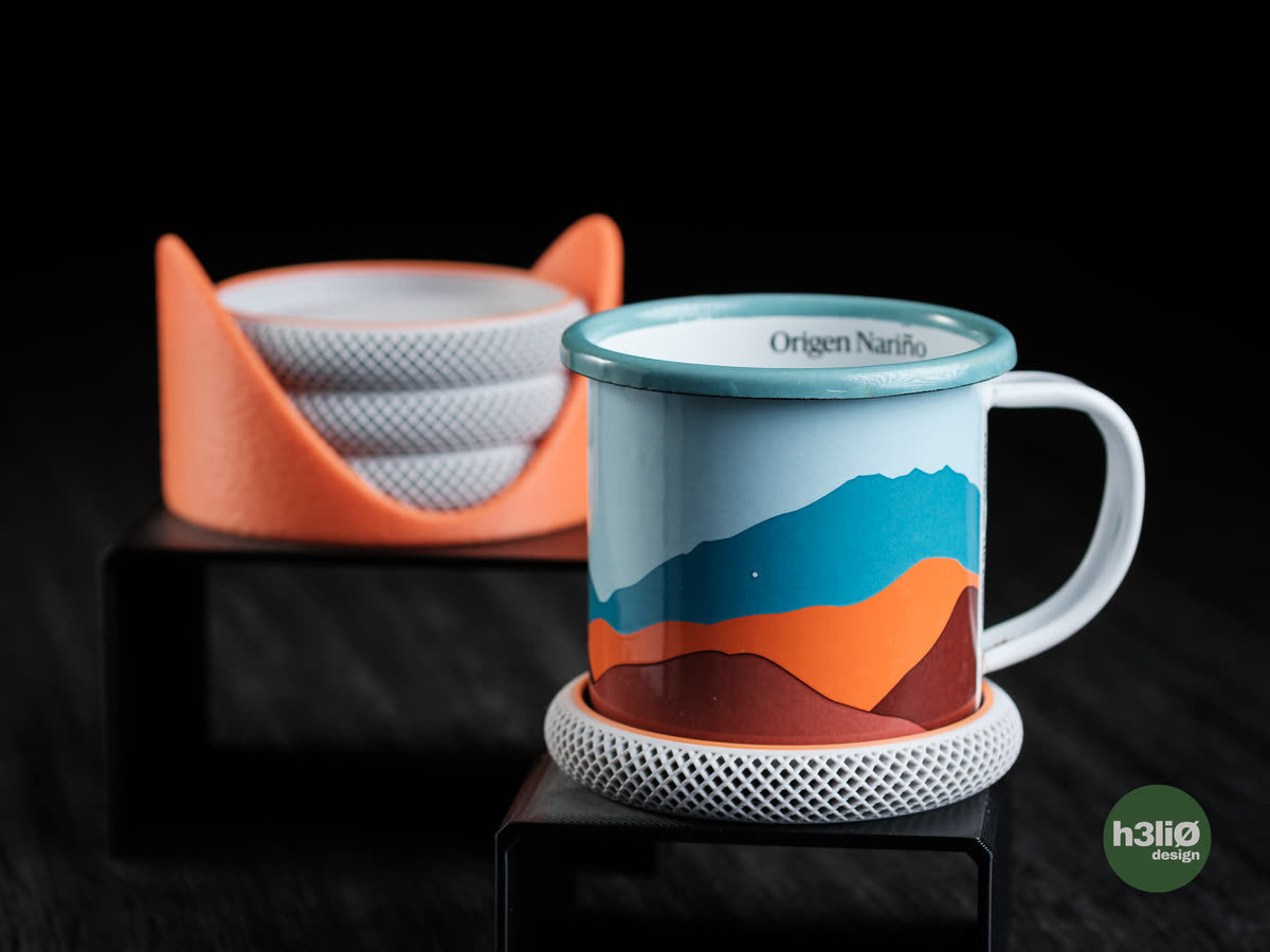 Sous-verres Cova, avec une tasse.