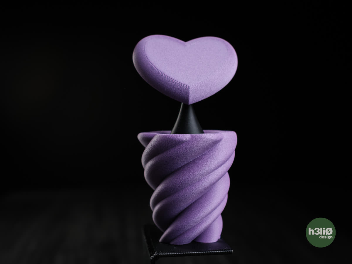 Vase Hearts, cœur lilas en pied.