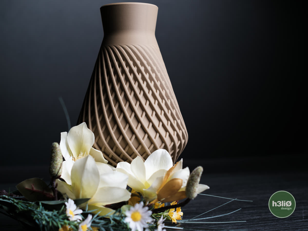 Vase Influx, couché parmi les fleurs.
