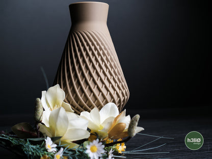 Vase Influx, couché parmi les fleurs.