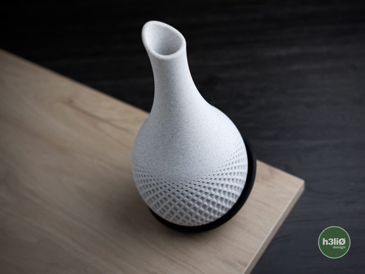 Vase Polygon, sur fond bois.